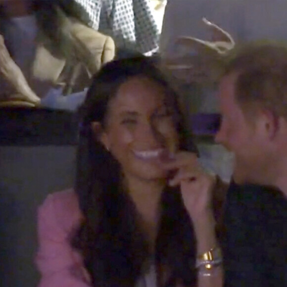 Meghan Markle refuse un baiser au prince Harry, lors de la traditionnelle "Kiss Cam" au match des Lakers à la Crypto.com Arena à Los Angeles, le 24 avril 2023. Si le prince Harry semblait enclin à se prêter au jeu en se penchant vers la duchesse de Sussex, Meghan Markle a simplement ri en tenant le bras de son époux, devant une salle applaudissant pour les encourager. © NBA / JLPPA / Bestimage 