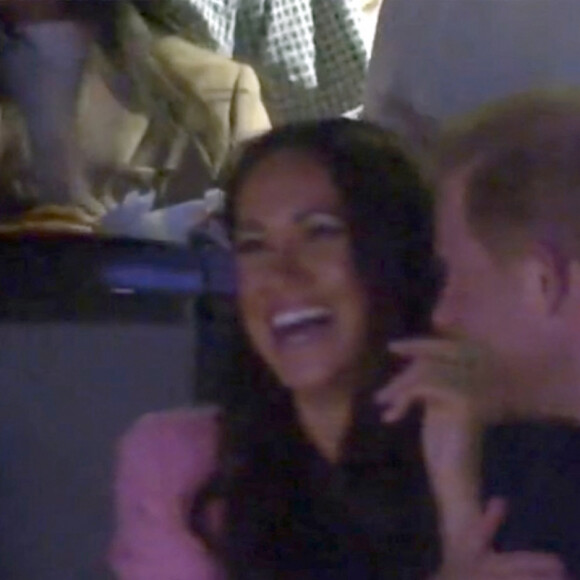 Meghan Markle refuse un baiser au prince Harry, lors de la traditionnelle "Kiss Cam" au match des Lakers à la Crypto.com Arena à Los Angeles, le 24 avril 2023. Si le prince Harry semblait enclin à se prêter au jeu en se penchant vers la duchesse de Sussex, Meghan Markle a simplement ri en tenant le bras de son époux, devant une salle applaudissant pour les encourager. © NBA / JLPPA / Bestimage 