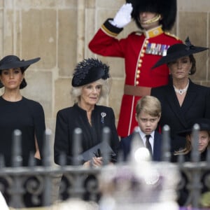 Meghan Markle, Camilla Parker Bowles, reine consort d'Angleterre, Le prince George de Galles, La princesse Charlotte de Galles,Catherine (Kate) Middleton, princesse de Galles - Procession du cercueil de la reine Elizabeth II d'Angleterre de Wesminster Hall où il était exposé au public, jusqu'à l'Abbaye de Westminster. Le cercueil est installé sur l'affût du canon, puis tiré par 142 marins de la Royal Navy à l'aide de cordages, dans la plus pure tradition de la monarchie britannique. Cette tradition remonte aux funérailles d'Etat de la reine Victoria en février 1901. Londres, le 19 septembre 2022. 