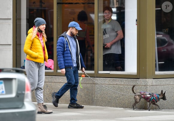 Exclusif - Daniel Radcliffe et sa compagne Erin Darke se promènent avec leur chien dans les rues de New York City, New York, Etats-Unis, le 6 avril 2022. 