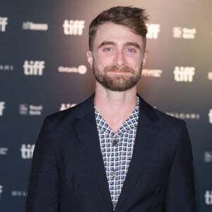 Ce lundi, Daniel Radcliffe a été photographié dans les rues de New-York, en train de tenir une poussette dans laquelle se trouve sans aucun doute l'enfant qu'il attendait avec l'actrice américaine Erin Darke.
Daniel Radcliffe au photocall du film "Weird: The Al Yankovic Story" lors de la quarante-septième édition du Festival International du Film de Toronto (TIFF). © Tijana Martin/The Canadian Press via Zuma Press/Bestimage 