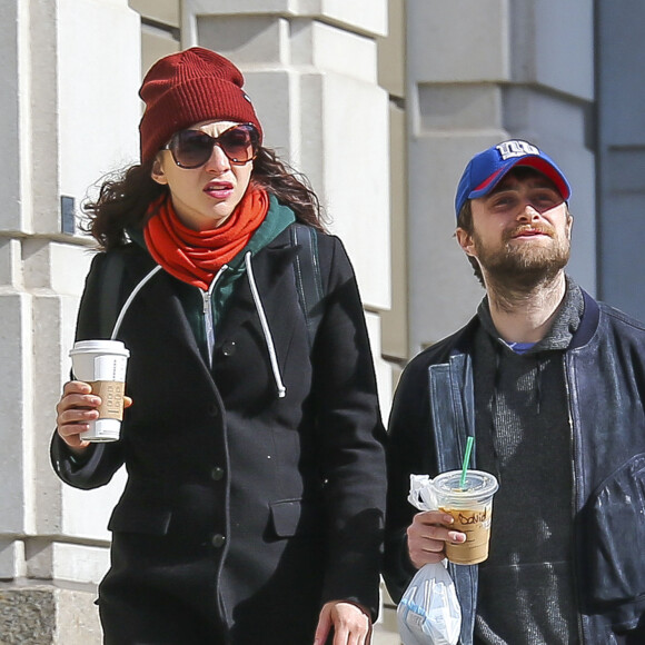 Exclusif - Daniel Radcliffe se promène avec sa petite amie Erin Darke dans le quartier de West Village à New York, le 31 octobre 2016