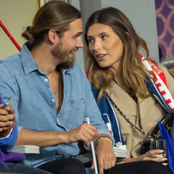 L'ancienne Miss France attend cet heureux événement avec son compagnon, le beau Théo Fleury.
Camille Cerf (Miss France 2015) et son compagnon Théo Fleury - People dans les tribunes lors du match de la 5ème et avant-dernière journée de Ligue des nations entre la France et l'Autriche (2-0) au Stade de France à Saint-Denis le 22 septembre 2022.