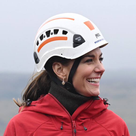Mais c'est avec un sourire communicatif que la princesse de Galles s'est élancée sur la falaise, prenant soin de poser les pieds où il fallait pour ne pas glisser. 

Le prince William, prince de Galles, et Catherine (Kate) Middleton, princesse de Galles, en visite au siège de l'équipe de sauvetage en montagne de Central Beacons à Merthyr Tydfil, au Pays de Galles, le 27 avril 2023. 