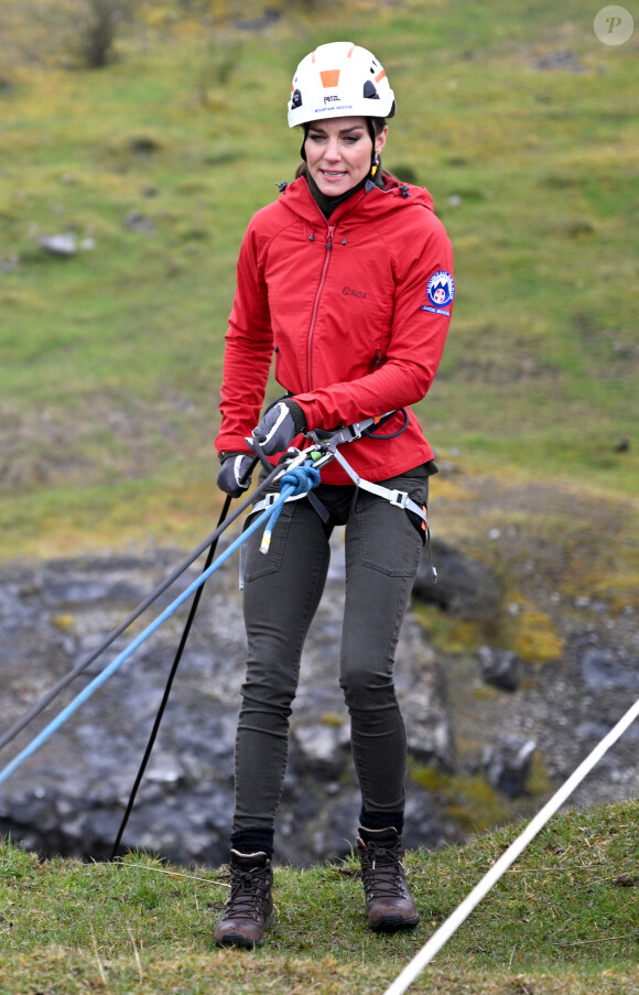 Le prince William, prince de Galles, et Catherine (Kate) Middleton, princesse de Galles, en visite au siège de l'équipe de sauvetage en montagne de Central Beacons à Merthyr Tydfil, au Pays de Galles, le 27 avril 2023. 