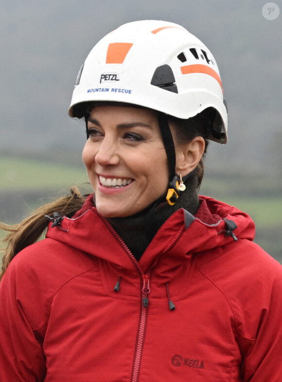 Le prince William, prince de Galles, et Catherine (Kate) Middleton, princesse de Galles, en visite au siège de l'équipe de sauvetage en montagne de Central Beacons à Merthyr Tydfil, au Pays de Galles, le 27 avril 2023. 