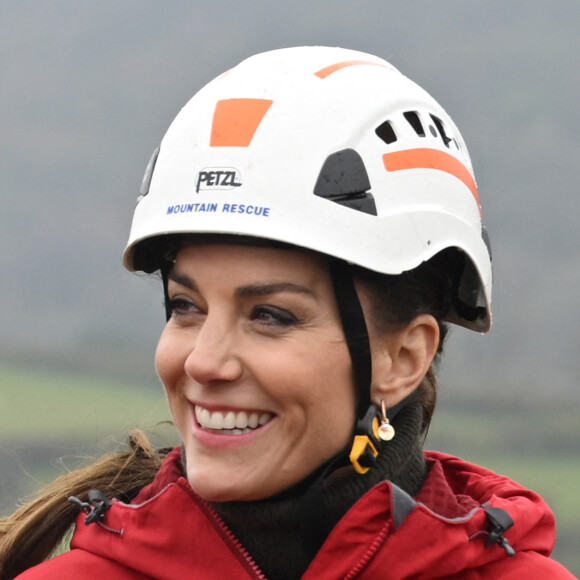 Le prince William, prince de Galles, et Catherine (Kate) Middleton, princesse de Galles, en visite au siège de l'équipe de sauvetage en montagne de Central Beacons à Merthyr Tydfil, au Pays de Galles, le 27 avril 2023. 