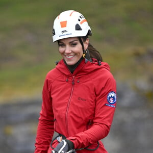 Le prince William, prince de Galles, et Catherine (Kate) Middleton, princesse de Galles, en visite au siège de l'équipe de sauvetage en montagne de Central Beacons à Merthyr Tydfil, au Pays de Galles, le 27 avril 2023. 