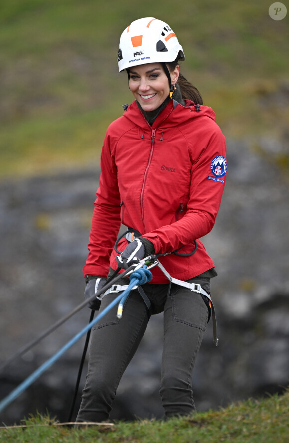 Le prince William, prince de Galles, et Catherine (Kate) Middleton, princesse de Galles, en visite au siège de l'équipe de sauvetage en montagne de Central Beacons à Merthyr Tydfil, au Pays de Galles, le 27 avril 2023. 