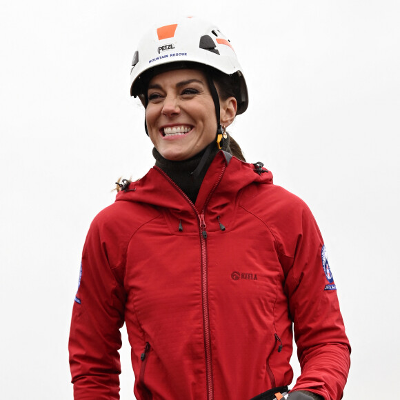 Le prince William, prince de Galles, et Catherine (Kate) Middleton, princesse de Galles, en visite au siège de l'équipe de sauvetage en montagne de Central Beacons à Merthyr Tydfil, au Pays de Galles, le 27 avril 2023. 