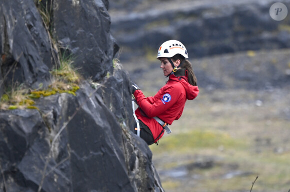 Le prince William, prince de Galles, et Catherine (Kate) Middleton, princesse de Galles, en visite au siège de l'équipe de sauvetage en montagne de Central Beacons à Merthyr Tydfil, au Pays de Galles, le 27 avril 2023. 