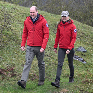 Le prince William, prince de Galles, et Catherine (Kate) Middleton, princesse de Galles, en visite au siège de l'équipe de sauvetage en montagne de Central Beacons à Merthyr Tydfil, au Pays de Galles, le 27 avril 2023. 