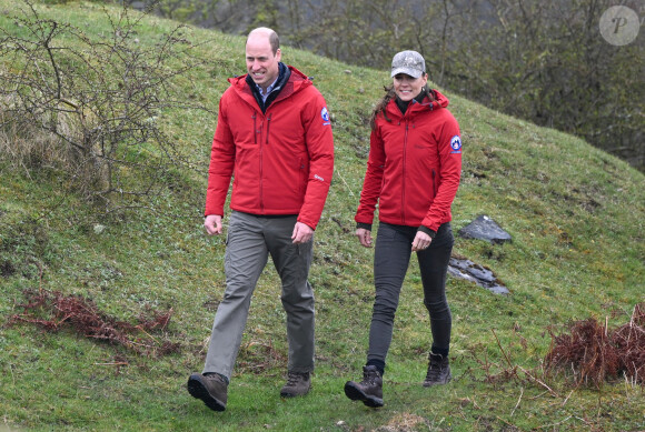 Le prince William, prince de Galles, et Catherine (Kate) Middleton, princesse de Galles, en visite au siège de l'équipe de sauvetage en montagne de Central Beacons à Merthyr Tydfil, au Pays de Galles, le 27 avril 2023. 