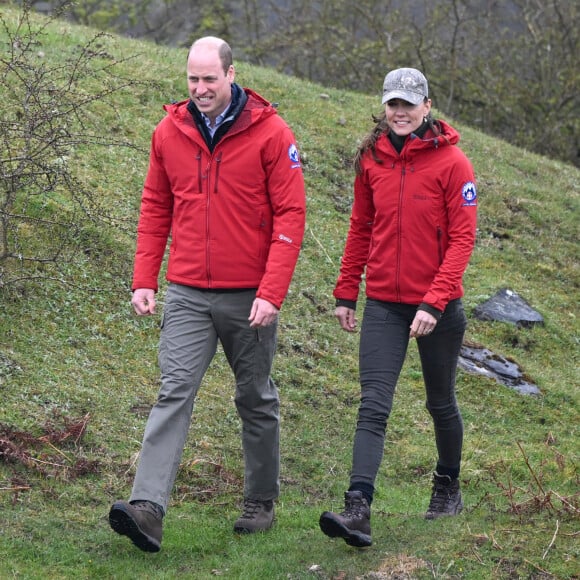 Le prince William, prince de Galles, et Catherine (Kate) Middleton, princesse de Galles, en visite au siège de l'équipe de sauvetage en montagne de Central Beacons à Merthyr Tydfil, au Pays de Galles, le 27 avril 2023. 