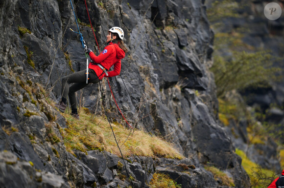 Casque vissé sur la tête,  chaussures adéquates, la descente en rappel est franchement impressionnante. 
Le prince William, prince de Galles, et Catherine (Kate) Middleton, princesse de Galles, en visite au siège de l'équipe de sauvetage en montagne de Central Beacons à Merthyr Tydfil, au Pays de Galles, le 27 avril 2023.