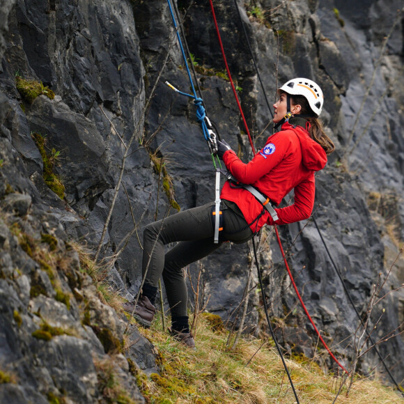 Casque vissé sur la tête,  chaussures adéquates, la descente en rappel est franchement impressionnante. 
Le prince William, prince de Galles, et Catherine (Kate) Middleton, princesse de Galles, en visite au siège de l'équipe de sauvetage en montagne de Central Beacons à Merthyr Tydfil, au Pays de Galles, le 27 avril 2023.