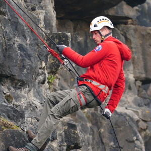 Quant au prince William, son appréhension était visible. Lorsque l'instructeur a demandé au prince s'il avait déjà pratiqué la descente en rappel, le père de trois enfants a répondu : "Ça fait un moment". Mais tel un chevalier servant, le prince William s'est débrouillé comme un chef !
Le prince William, prince de Galles, et Catherine (Kate) Middleton, princesse de Galles, en visite au siège de l'équipe de sauvetage en montagne de Central Beacons à Merthyr Tydfil, au Pays de Galles, le 27 avril 2023. 