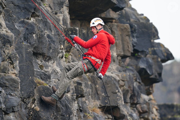 Quant au prince William, son appréhension était visible. Lorsque l'instructeur a demandé au prince s'il avait déjà pratiqué la descente en rappel, le père de trois enfants a répondu : "Ça fait un moment". Mais tel un chevalier servant, le prince William s'est débrouillé comme un chef !
Le prince William, prince de Galles, et Catherine (Kate) Middleton, princesse de Galles, en visite au siège de l'équipe de sauvetage en montagne de Central Beacons à Merthyr Tydfil, au Pays de Galles, le 27 avril 2023. 