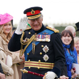 Le roi Charles III d'Angleterre et Camilla Parker Bowles, reine consort d'Angleterre, assistent à une cérémonie pour présenter de nouvelles normes et couleurs à la Royal Navy, les Life Guards of the Household Cavalry Mounted Regiment, The King's Company of the Grenadier Guards, et le King's Color Squadron de la Royal Air Force à Buckingham Palace à Londres, le 27 avril 2023. 