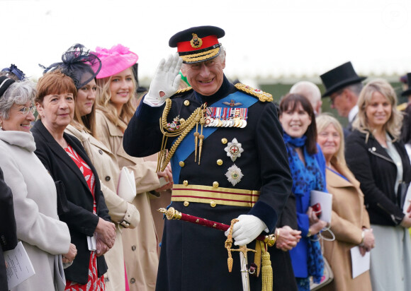 Le roi Charles III d'Angleterre et Camilla Parker Bowles, reine consort d'Angleterre, assistent à une cérémonie pour présenter de nouvelles normes et couleurs à la Royal Navy, les Life Guards of the Household Cavalry Mounted Regiment, The King's Company of the Grenadier Guards, et le King's Color Squadron de la Royal Air Force à Buckingham Palace à Londres, le 27 avril 2023. 