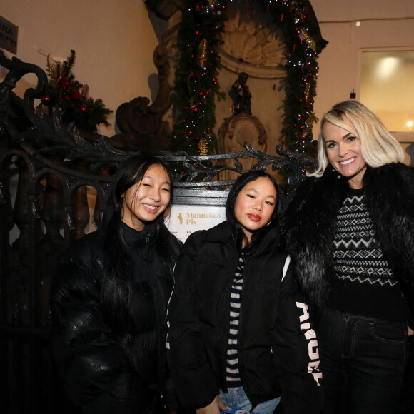 Exclusif - Laeticia Hallyday et son compagnon Jalil Lespert, accompagnés de Jade et Joy sont allés rendre visite au Manneken-Pis qui a été rhabillé en hommage à Johnny Hallyday à Bruxelles le 20 décembre 2022. © Dominique Jacovides / Bestimage 