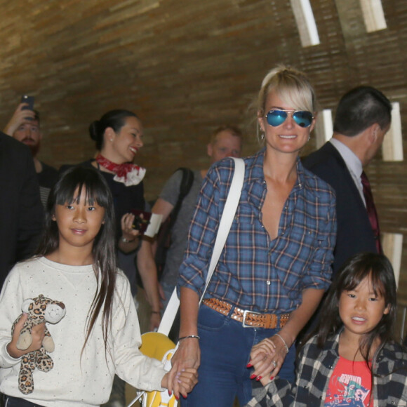 Et était fière de cette jeune artiste !
Exclusif - Johnny Hallyday repart en famille avec sa femme Laeticia, ses filles Jade et Joy et Elyette, la grand-mère de Laeticia à Saint-Barthélemy de l'aéroport Roissy Charles de Gaulle le 27 juillet 2016. Joy Hallyday vient juste de fêter son 8ème anniversaire.