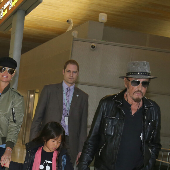 Johnny Hallyday repart en famille avec sa femme Laeticia et ses filles Jade et Joy à Los Angeles de l'aéroport Roissy Charles de Gaulle le 11 janvier 2016, avant de reprendre sa tournée le 22 janvier à Montpellier.