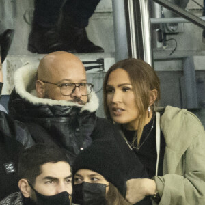 Vitaa (enceinte de son 3ème enfant) et son mari Hicham Bendaoud, Nikola Karabatic et sa compagne Geraldine Pillet - People lors de la huitième de finale aller de la Ligue des champions entre le PSG et le Real Madrid au Parc des Princes à Paris le 15 février 2022. © Cyril Moreau/Bestimage 