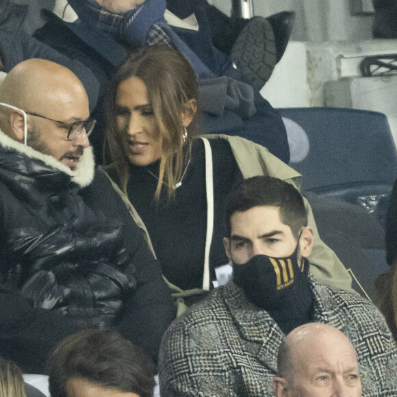 Avec Hicham, c'est un bonheur très discret mais qui dure... 
Vitaa (enceinte de son 3ème enfant) et son mari Hicham Bendaoud, Nikola Karabatic - People lors de la huitième de finale aller de la Ligue des champions entre le PSG et le Real Madrid au Parc des Princes à Paris le 15 février 2022. © Cyril Moreau/Bestimage