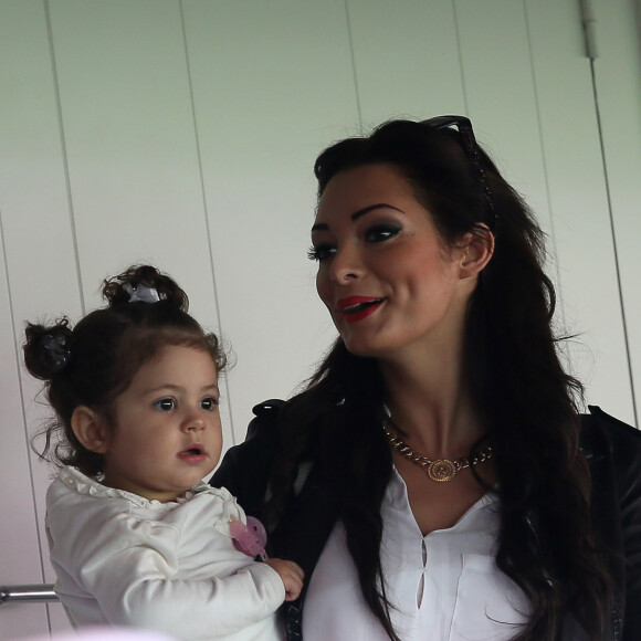 Et surtout ce qu'ils font pour que, malgré les différends, leur quatuor reste solide.
Emilie Nef Naf avec sa fille Maëlla assistent au match de football Psg (3) contre Reims (0) au Parc des Princes à Paris le 5 avril 2014. Emilie Nefnaf (Nef Naf) est en couple avec le joueur du PSG Jérémy Ménez.