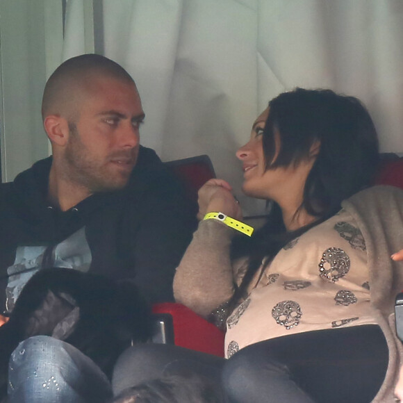 Mais à présent c'est terminé entre eux, ad vitam aeternam, promis juré.
Emilie Nef Naf (enceinte) et son compagnon Jeremy Menez - People au match de football Psg-Sochaux au Parc des Princes, le 29 septembre 2012.