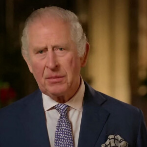 Captures d'écran de la première allocution de Noël du roi Charles III le 25 décembre 2022.