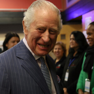 Le roi Charles III d'Angleterre et Camilla Parker Bowles, reine consort d'Angleterre, visitent la banque alimentaire "London's Community Kitchen" à Harrow dans la banlieue de Londres, le 15 décembre 2022. A cette occasion, le couple royal a rencontré des étudiants et des bénévoles et a visité les installations, y compris le marché des surplus alimentaires, l'école de cuisine et le Kind Cafe. 