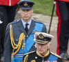 Il va s'agenouiller devant son père et lui rendre hommage lors d'un sermon. Le mari de Kate Middleton devrait placer "ses mains dans celles de son père" et lui fera une promesse.
Le prince William, prince de Galles, Le roi Charles III d'Angleterre - Procession pédestre des membres de la famille royale depuis la grande cour du château de Windsor (le Quadrangle) jusqu'à la Chapelle Saint-Georges, où se tiendra la cérémonie funèbre des funérailles d'Etat de reine Elizabeth II d'Angleterre. Windsor, le 19 septembre 2022