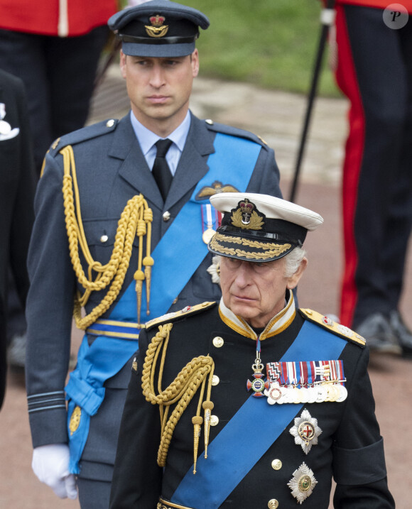Il va s'agenouiller devant son père et lui rendre hommage lors d'un sermon. Le mari de Kate Middleton devrait placer "ses mains dans celles de son père" et lui fera une promesse.
Le prince William, prince de Galles, Le roi Charles III d'Angleterre - Procession pédestre des membres de la famille royale depuis la grande cour du château de Windsor (le Quadrangle) jusqu'à la Chapelle Saint-Georges, où se tiendra la cérémonie funèbre des funérailles d'Etat de reine Elizabeth II d'Angleterre. Windsor, le 19 septembre 2022