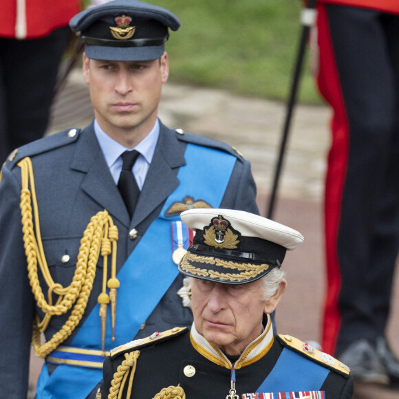 Il va s'agenouiller devant son père et lui rendre hommage lors d'un sermon. Le mari de Kate Middleton devrait placer "ses mains dans celles de son père" et lui fera une promesse.
Le prince William, prince de Galles, Le roi Charles III d'Angleterre - Procession pédestre des membres de la famille royale depuis la grande cour du château de Windsor (le Quadrangle) jusqu'à la Chapelle Saint-Georges, où se tiendra la cérémonie funèbre des funérailles d'Etat de reine Elizabeth II d'Angleterre. Windsor, le 19 septembre 2022