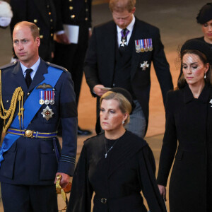 Sophie Rhys-Jones, duchesse d'Edimbourg, Le prince William, prince de Galles, et Catherine (Kate) Middleton, princesse de Galles, Le prince Harry, duc de Sussex et Meghan Markle, duchesse de Sussex - Intérieur - Procession cérémonielle du cercueil de la reine Elisabeth II du palais de Buckingham à Westminster Hall à Londres, où les Britanniques et les touristes du monde entier pourront lui rendre hommage jusqu'à ses obsèques prévues le 19 septembre 2022. Le 14 septembre 2022. 