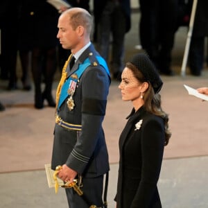 Le prince de Galles William, Kate Catherine Middleton, princesse de Galles, le prince Harry, duc de Sussex, Meghan Markle, duchesse de Sussex - Intérieur - Procession cérémonielle du cercueil de la reine Elisabeth II du palais de Buckingham à Westminster Hall à Londres. Le 14 septembre 2022 