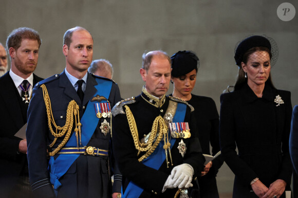 Solennellement, le père de trois enfants devra prononcer : "Moi, William, prince de Galles, je vous promets ma loyauté ainsi que la foi et la vérité en tant que votre suzerain à vie. Que Dieu me vienne en aide".
Le prince Edward, comte de Wessex, le prince de Galles William, Kate Catherine Middleton, princesse de Galles, le prince Harry, duc de Sussex, Meghan Markle, duchesse de Sussex - Intérieur - Procession cérémonielle du cercueil de la reine Elisabeth II du palais de Buckingham à Westminster Hall à Londres. Le 14 septembre 2022 
