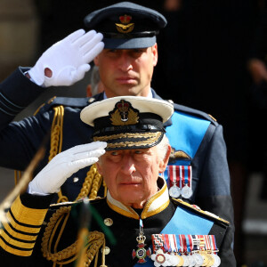 L'Angleterre va vivre un moment historique. En effet, ce jour-là, le roi Charles III sera couronné devant 2000 invités et surtout devant la famille royale britannique.
Le roi Charles III d'Angleterre et le prince William, prince de Galles arrivent à l'Abbaye de Westminster pour les funérailles d'Etat de la reine Elizabeth II à Londres, Royaume Uni
