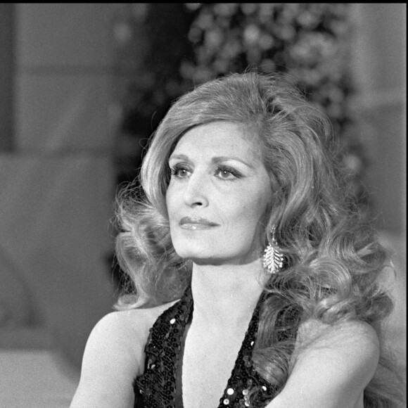 Archives - Dalida sur un plateau télé en 1981.