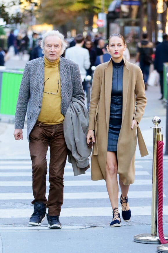 Leelee Sobieski et son père Jean Sobieski se promènent avenue Montaigne à Paris, le 2 octobre 2015.