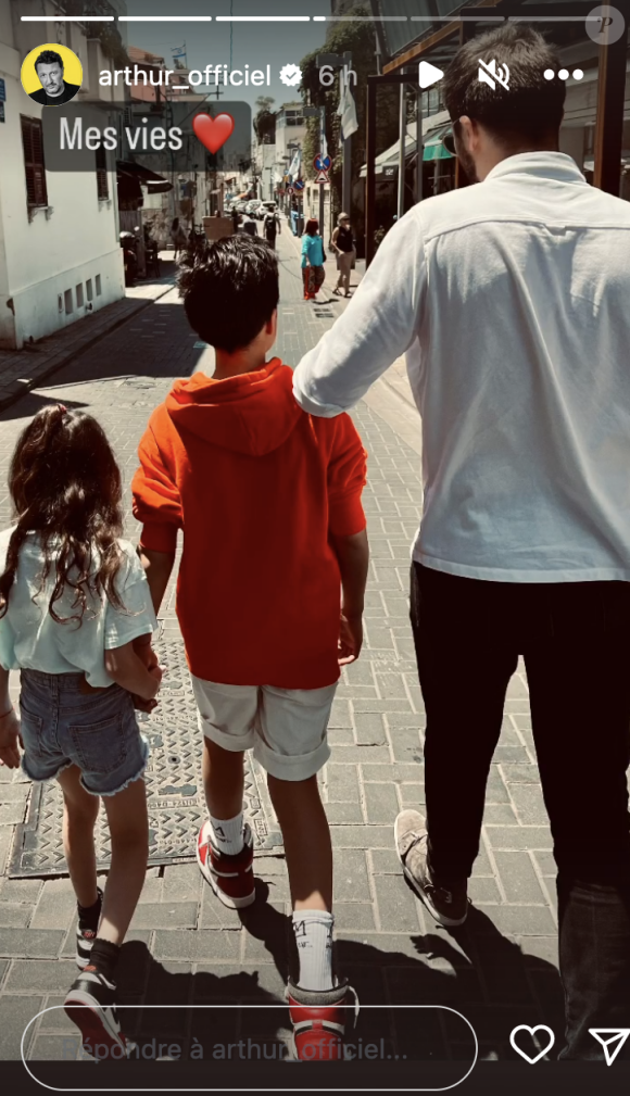 En train de marcher au soleil dans la rue, la petite Manava tient la main d'Aaron, lequel avance au côté de l'aîné Samuel, le bras posé sur l'épaule de son petit frère.
Arthur partage une rare photo de ses trois enfants réunis - Instagram