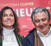 Il a également le même visage et la même chevelure bouclée brune
Christian Clavier et sa compagne Isabelle de Araujo - Première du film "Monsieur Claude 2" (Qu'est-ce qu'on a fait au Bon Dieu 2) à Berlin en Allemagne le 2 avril 2019.