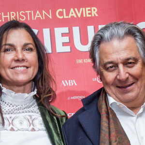 Il a également le même visage et la même chevelure bouclée brune
Christian Clavier et sa compagne Isabelle de Araujo - Première du film "Monsieur Claude 2" (Qu'est-ce qu'on a fait au Bon Dieu 2) à Berlin en Allemagne le 2 avril 2019.