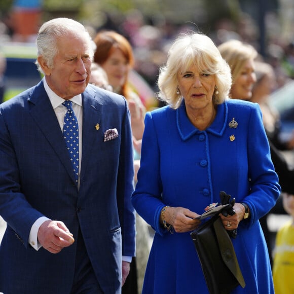 Le roi Charles III d'Angleterre et Camilla Parker Bowles, reine consort d'Angleterre, visitent la bibliothèque centrale de Liverpool, le 26 avril 2023. La venue du couple royal marque officiellement le jumelage de l'établissement de Liverpool avec la première bibliothèque publique d'Ukraine, "la bibliothèque scientifique régionale d'Odessa". Les souverains rencontreront des partenaires impliqués à la fois dans un festival culturel, prévu en marge du concours Eurovision, et dans "Eurolearn", un programme éducatif inspiré de l'Eurovision pour les élèves du primaire et du secondaire. / Bestimage