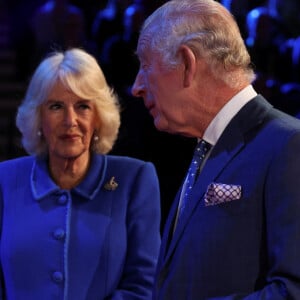 "Je vais tuer le roi", a-t-il lâché. Âgé d'une trentaine d'années, l'individu a été arrêté avec un couteau sur lui.
Le roi Charles III d'Angleterre et Camilla Parker Bowles, reine consort d'Angleterre, rencontrent Mae Muller, représentante britannique au concours Eurovision à Liverpool, le 26 avril 2023, avant la visite de la bibliothèque centrale de Liverpool. Avec sa chanson "I wrote a song", Mae Muller tentera de remporter le concours de chant le 13 mai 2023. La venue du couple royal marque officiellement le jumelage de l'établissement de Liverpool avec la première bibliothèque publique d'Ukraine, "la bibliothèque scientifique régionale d'Odessa". Les souverains rencontreront des partenaires impliqués à la fois dans un festival culturel, prévu en marge du concours Eurovision, et dans "Eurolearn", un programme éducatif inspiré de l'Eurovision pour les élèves du primaire et du secondaire. 