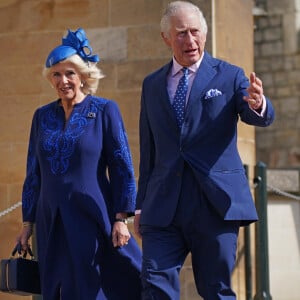 Et pour cause, devant les portes de la résidence royale un homme a été arrêté par la police après "avoir jeté des cartouches d'armes à feu dans le parc", quelques jours avant le couronnement. 
Le roi Charles III d'Angleterre et Camilla Parker Bowles, reine consort d'Angleterre - La famille royale du Royaume Uni arrive à la chapelle Saint George pour la messe de Pâques au château de Windsor le 9 avril 2023. 