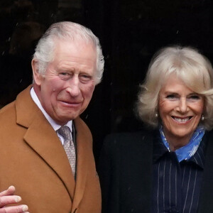 Fort heureusement, Charles III et son épouse Camilla Parker Bowles n'étaient pas présents. Selon les tabloïds anglais, le suspect aurait été arrêté à temps.
Le roi Charles III d'Angleterre et Camilla Parker Bowles, reine consort d'Angleterre, arrivent pour une visite à Talbot Yard Food Court à Malton, le 5 avril 2023. Cette visite a pour but de rencontrer des producteurs d'aliments et de boissons afin d'en savoir plus sur leurs produits locaux.