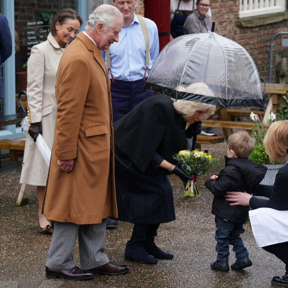 Le roi Charles III d'Angleterre et Camilla Parker Bowles, reine consort d'Angleterre, arrivent pour une visite à Talbot Yard Food Court à Malton, le 5 avril 2023. Cette visite a pour but de rencontrer des producteurs d'aliments et de boissons afin d'en savoir plus sur leurs produits locaux. 